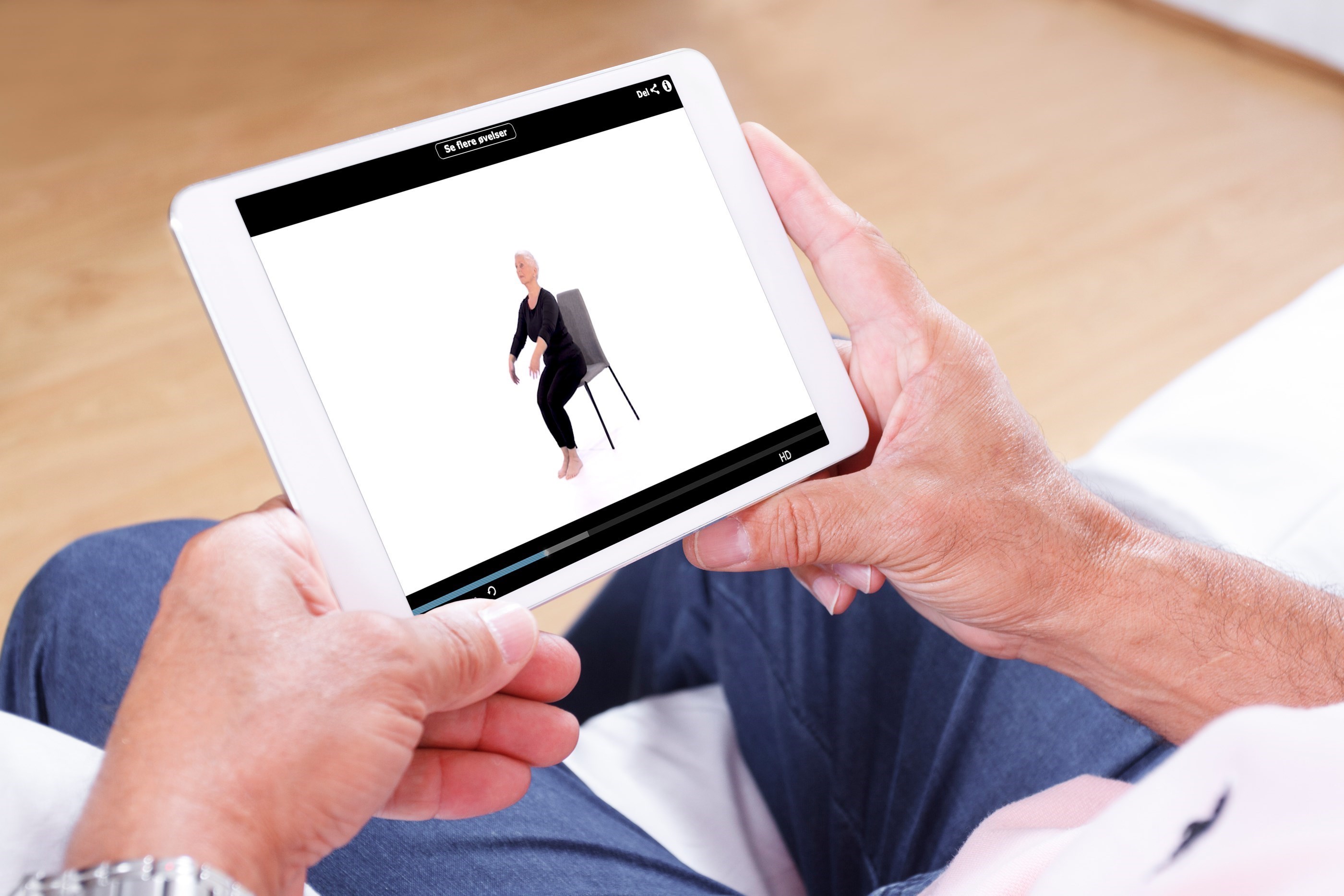 Mand sidder med tablet 